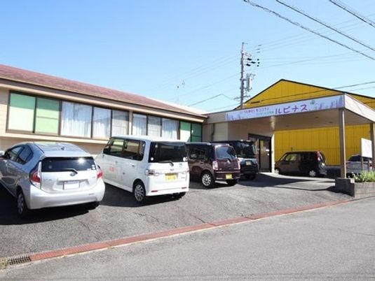 施設外観と駐車場  
