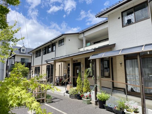 穏やかな中庭のある施設