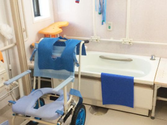 バリアフリー設計の浴室