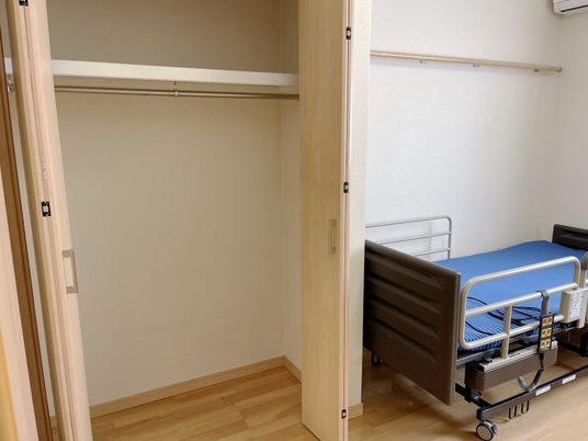 居室のベッドとクローゼット