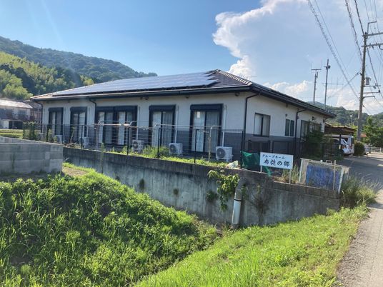 緑に囲まれた建物外観  