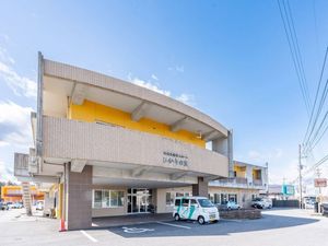 明るい外観の施設外観  