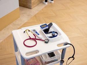医療機器が置かれた廊下  