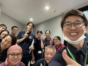 スタッフ集合の室内  