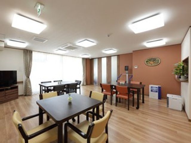明るい食堂 食堂   自然光が入る明るい食堂です。ゆとりのある配置で、食事や団らんの時間を過ごしやすそうです。