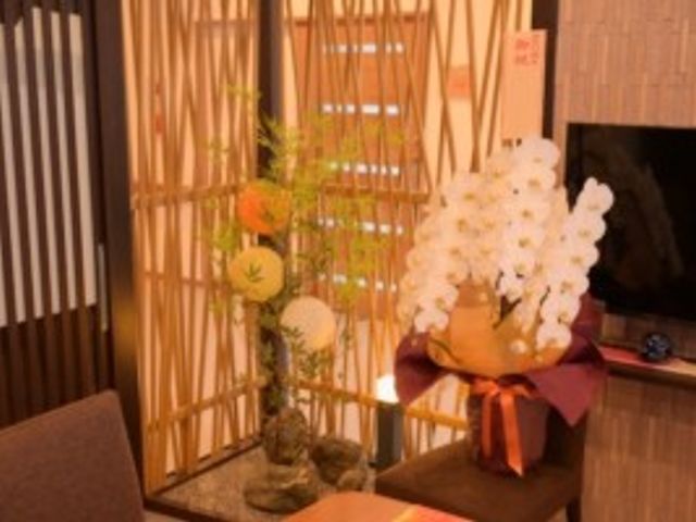 花が飾られたロビー ロビー 落ち着いた雰囲気のロビーに、花や観葉植物が飾られています。来訪者をやさしく迎える空間づくりが感じられます。