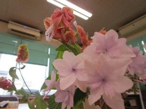 花が飾られたリビング  