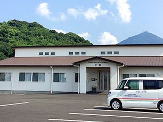 施設の外観と送迎車  