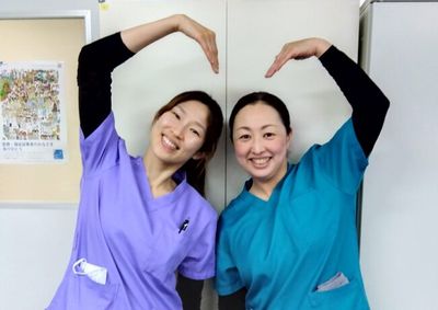 仕事着姿の女性二人