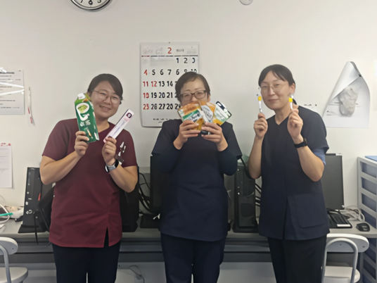 スタッフ3人の機能訓練室  