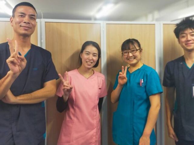 スタッフの明るい笑顔 スタッフイメージ 明るく元気なスタッフがいる共有スペースです。皆様のお越しをお待ちしております。