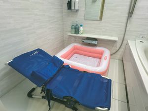 入浴用ベッドと浴槽のある浴室