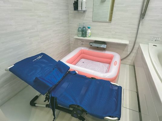 入浴用ベッドと浴槽のある浴室