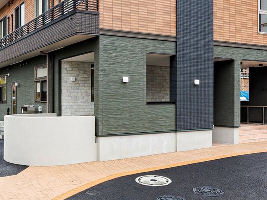 モダンな施設の外観  