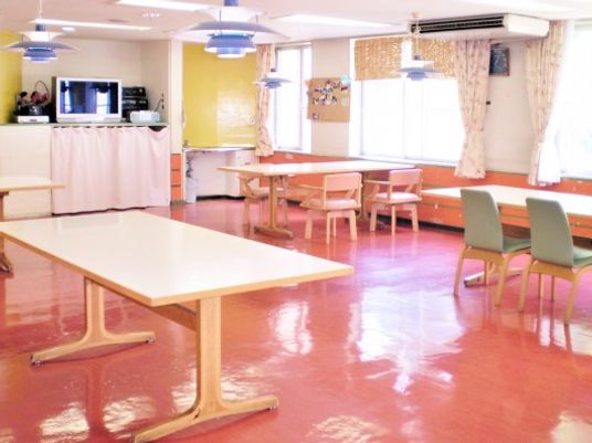 明るい食堂の出入口  