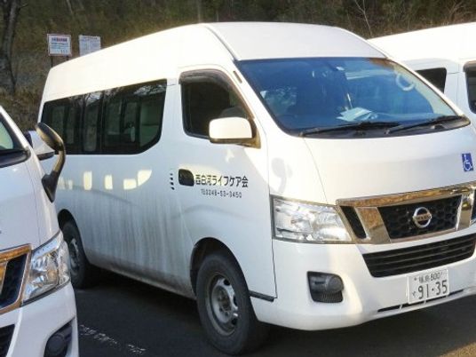 送迎車が並ぶ外観  