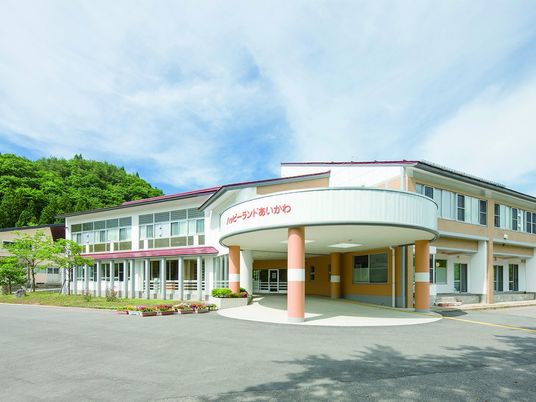 明るい玄関付き外観  