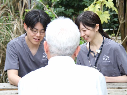 スタッフと談笑する利用者
