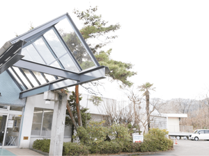 建物の出入口と庭先の外観  