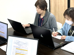 PC作業中の会議室  