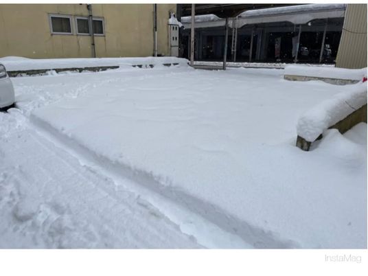 雪に覆われた外観  