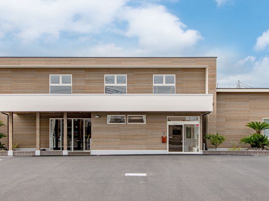 外観の正面出入口  