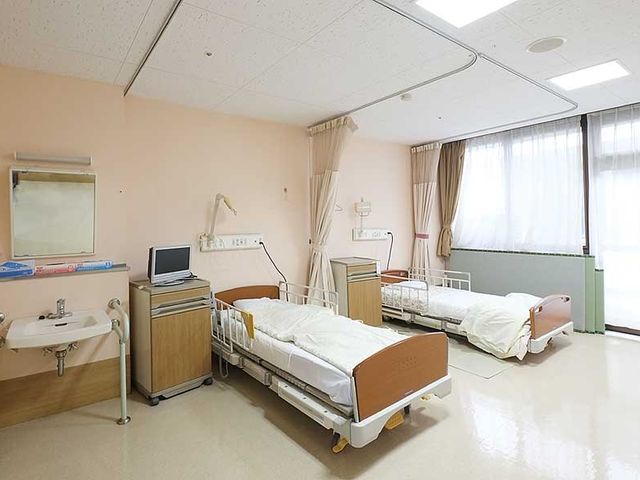 広々とした居室 居室 大きな窓から自然光が差し込む、機能的なベッドと設備が整った居室です。