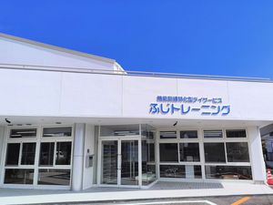 明るい建物の外観  