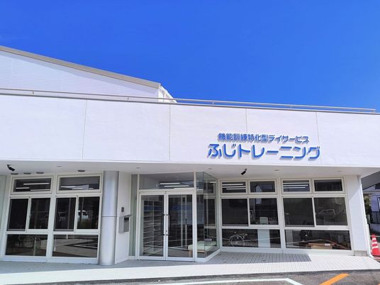 明るい建物の外観  