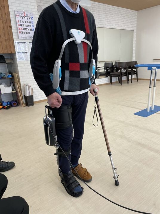 歩行訓練中の男性