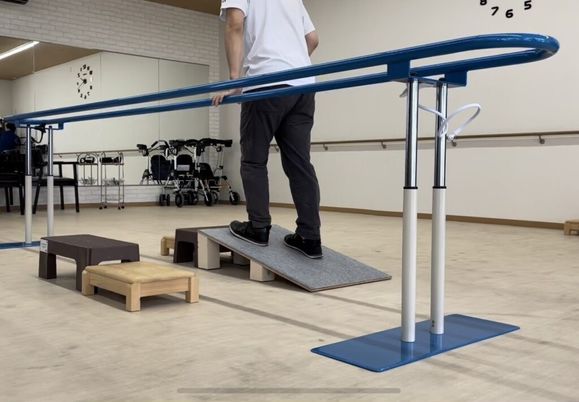 歩行訓練中の機能訓練室  