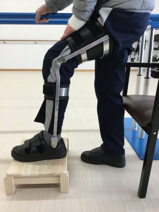 リハビリを行う人の足元