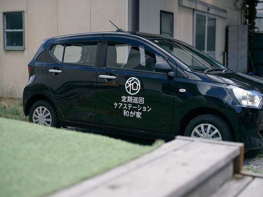 送迎車と建物外観  