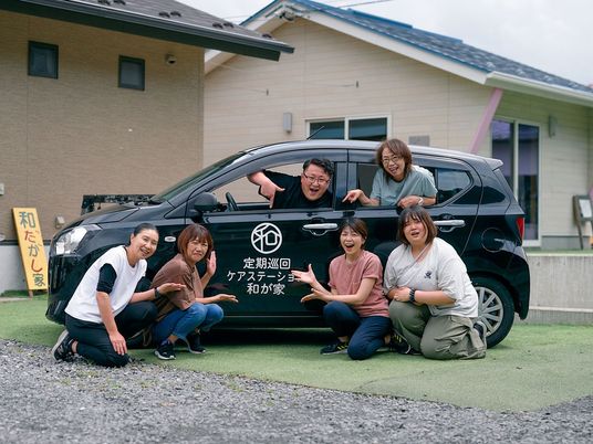 送迎車前のスタッフ外観  