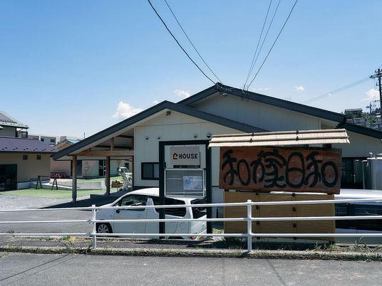 施設外観の正面  