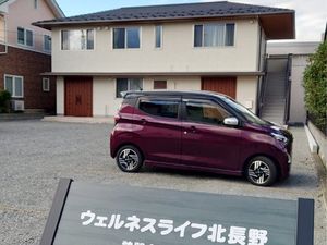 施設外観と駐車場  