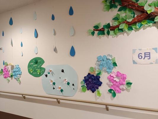 梅雨飾りの廊下  