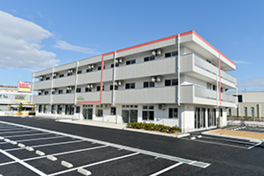 白い外観の建物