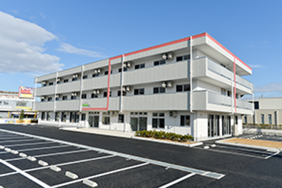 白い外観の建物