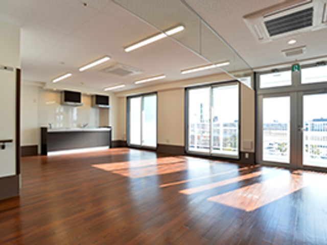 明るい空間の居室 居室 自然光がたっぷり差し込む広々としたスペースです。快適な環境で、働きやすさを実感できます。