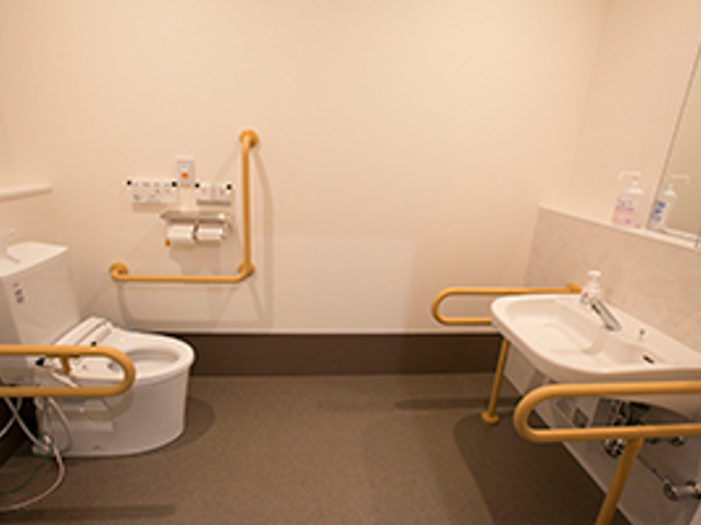 使いやすい設備のトイレ トイレ 手すり付きで安全に配慮されたトイレです。清潔感があり、快適に利用できます。