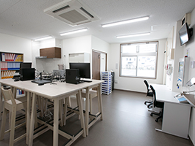 広々とした職員室 スタッフイメージ 広々とした明るい空間で働きやすさ抜群です。自然光が差し込む職場は、快適な環境を提供します。