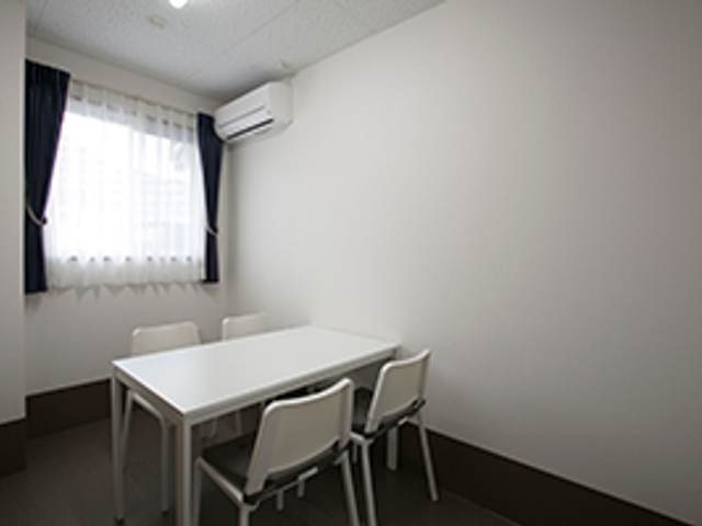 窓付き明るい居室 居室 自然光が入る明るい空間で、快適に過ごせる環境が整っています。シンプルな家具が特徴です。
