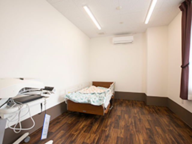 シンプルな居室 居室 白を基調とした居室は明るい自然光が差し込み、落ち着いて仕事に専念できる環境です。