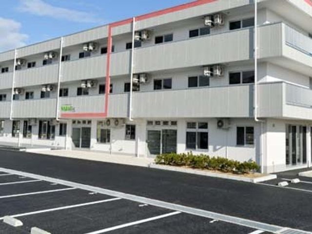 明るい外観 外観   白を基調とした3階建ての建物で、駐車スペースも見えます。窓が多く、就業時の動線をイメージしやすい外観です。