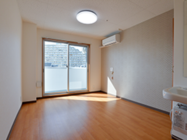 広々とした居室 居室 自然光がたっぷり入る快適な個室です。エアコン完備で、年間通じて快適にお過ごしいただけます。