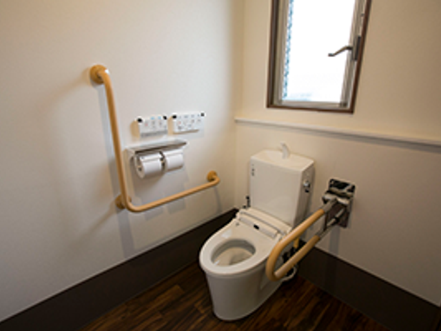安全なサポート付きトイレ トイレ 手すり付きのトイレは、安全に配慮したデザインになっています。窓からは自然光が差し込みます。