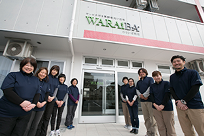 スタッフが笑顔で立つ入口
