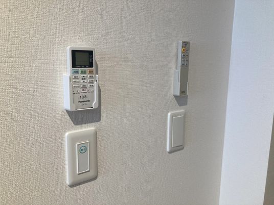 壁に取り付けられた機器