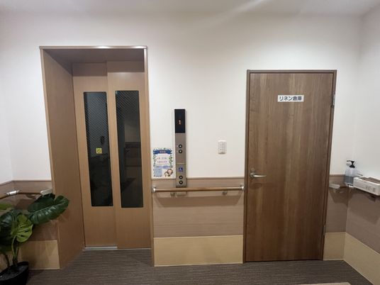 施設内のエレベーター